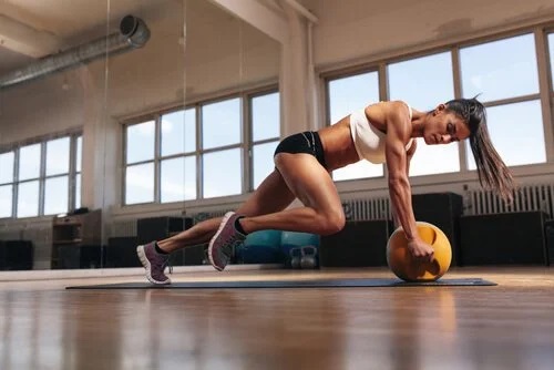 Femeie care se antrenează în sala de sport