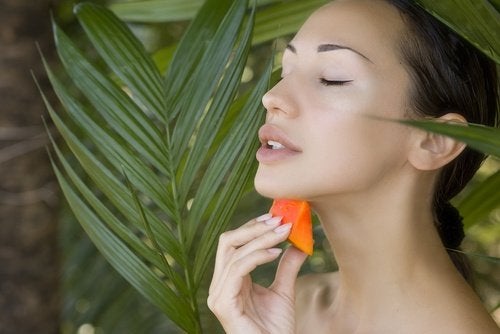 Femeie profitând de principalele beneficii pentru piele ale fructului de papaya