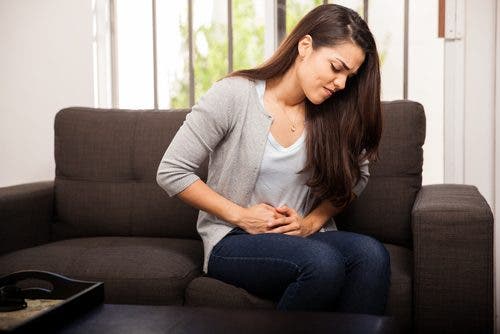 Femeie experimentând crampe menstruale