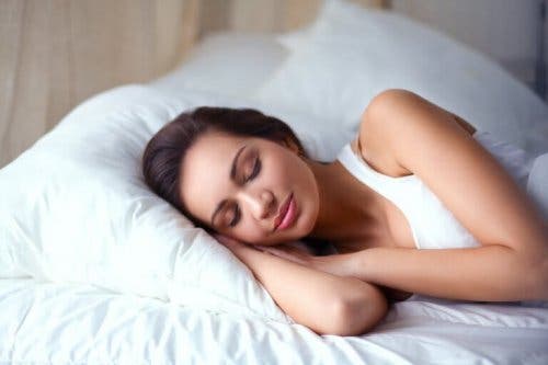 Femeie dormind în pat