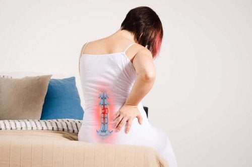Femeie experimentând o durere de spate