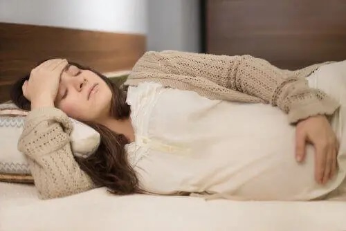 Femeie care află ce este durerea sciatică în timpul sarcinii