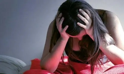 Femeie care resimte efectele stresului posttraumatic
