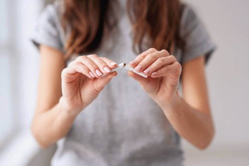 Femeie parcurgând etapele renunțării la fumat