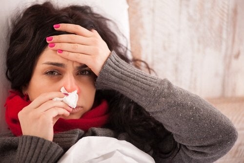 Femeie care are nevoie de infuzii pentru ameliorarea simptomelor gripei