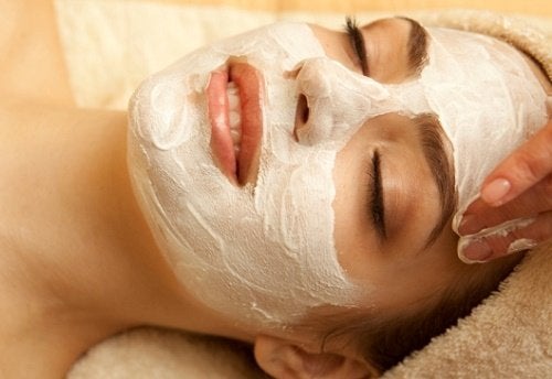 Femeie primind un masaj facial