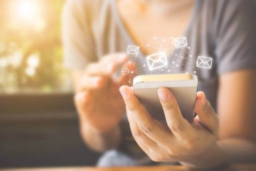 Femeie verificând mesajele de email pe telefonul mobil