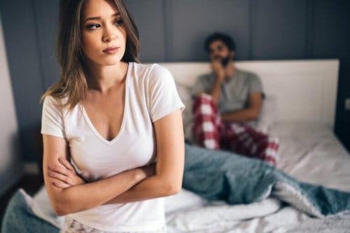 Femeie vorbind despre motive pentru care poți să găsești sexul nesatisfăcător