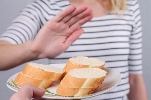 Femeie spunând nu pâinii albe