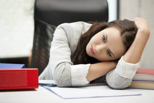 Femeie manifestând simptome ascunse ale depresiei la birou