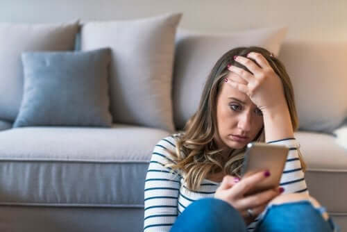 Femeie experimentând stres din cauza telefonului mobil