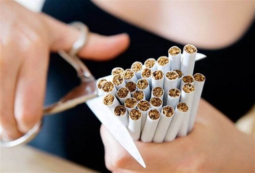 Femeie tăind țigări cu foarfeca