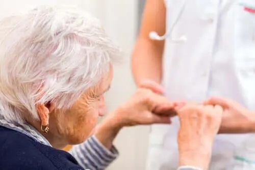 Femeie care suferă de tulburarea neurocognitivă majoră