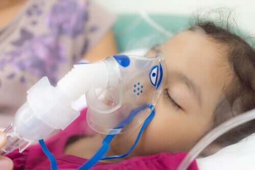 Fetiță conectată la ventilator într-un spital