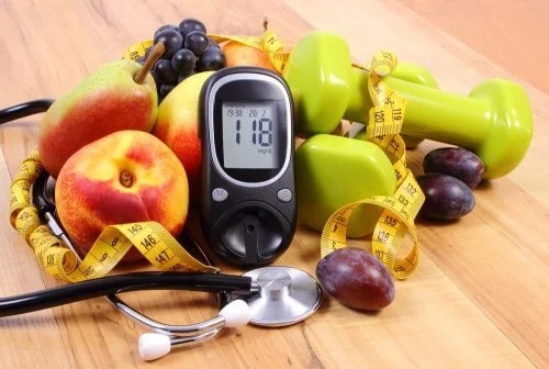 Glucometru așezat lângă fructe