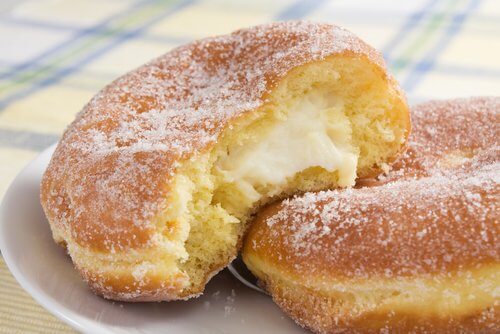 Gogoși umplute cu dulceață de lapte expuse pe farfurie
