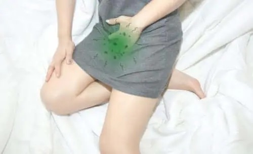 Femeie care simte pe propria piele ce este herpesul vaginal