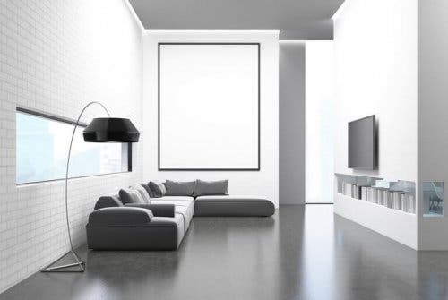 Încăpere albă decorată conform unor principii ale minimalismului