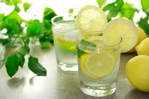 Infuzii pentru ameliorarea simptomelor gripei cu lămâie