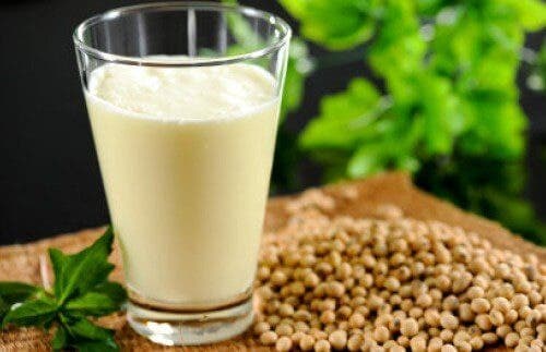 Laptele de cânepă: nutrienți, beneficii și o rețetă