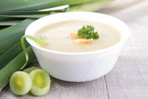 Supă cremă de legume cu ciuperci, praz și ghimbir
