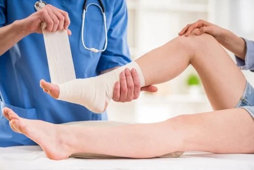 Medic ce aplică remedii pentru luxația de gleznă