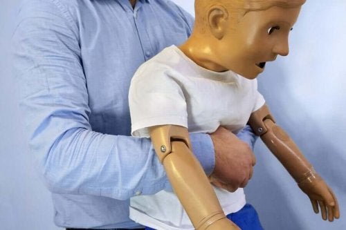 Manevra Heimlich aplicată pentru a trata sufocarea cu obiecte străine