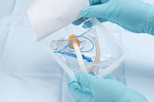 Medic pregătind un tup endotraheal steril