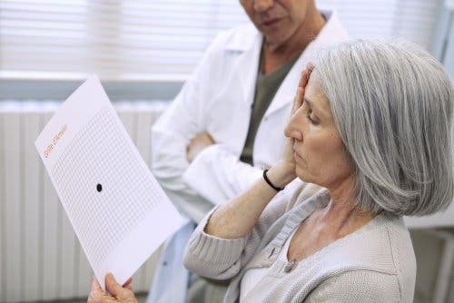 Medic verificând vederea unei paciente