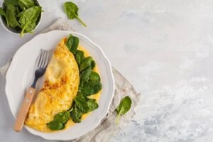 Omletă cu spanac, semințe de chia și spirulină