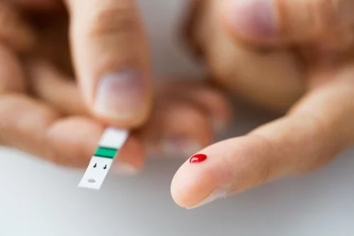 Pacient care își testează nivelul glicemiei