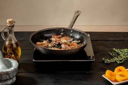 Potârniche prăjundu-se în tigaie