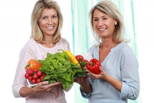 Prietene cumpărând legume sănătoase