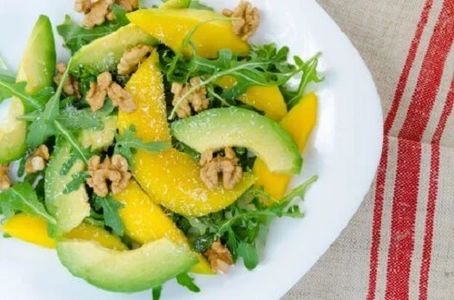 Salată cu mango și avocado
