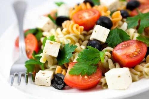 Salată vegetariană cu paste
