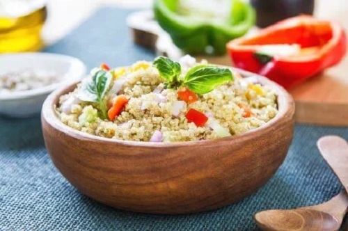 Rețete de salate delicioase și hrănitoare cu quinoa