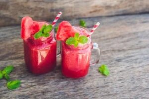 Slushie de pepene roșu și căpșuni