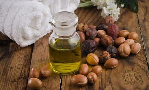 Sticluță cu ulei de jojoba înconjurată de boabe