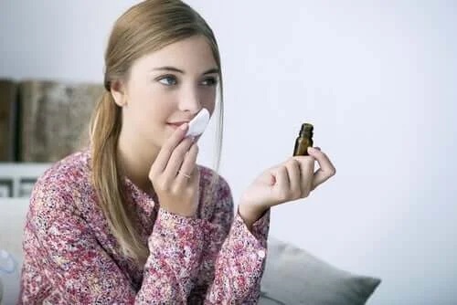 Tânără care miroase o substanță