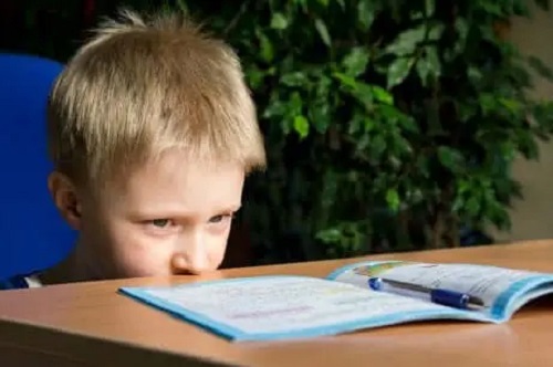 Copil care suferă de tulburarea de hiperactivitate cu deficit de atenție