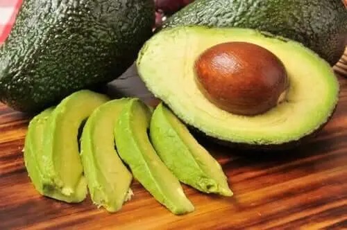 Avocado tăiat felii