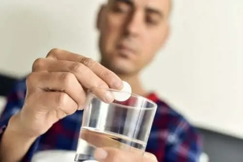 Bărbat care știe ce sunt corticosteroizii sub formă de pastile