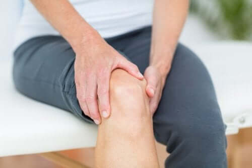 Bărbat care are nevoie de exerciții pentru pacienții cu osteoartrita genunchiului