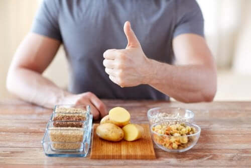 Bărbat servind surse de carbohidrați care nu îngrașă