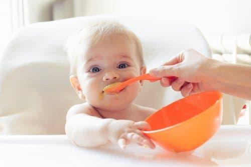 Bebeluș hrănit cu budincă