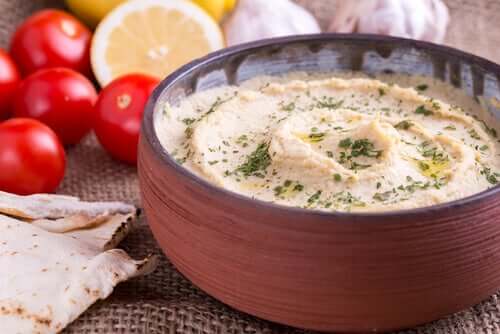 Bol cu hummus condimentat