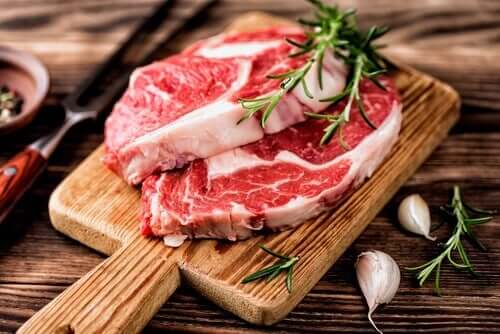 Carne pe tocător cu usturoi