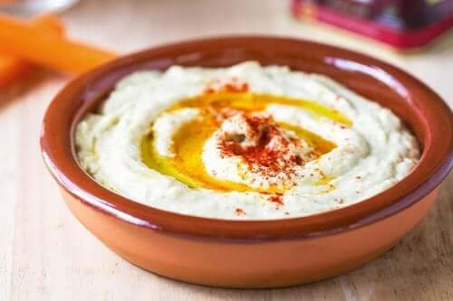 Castron de hummus cu paprika