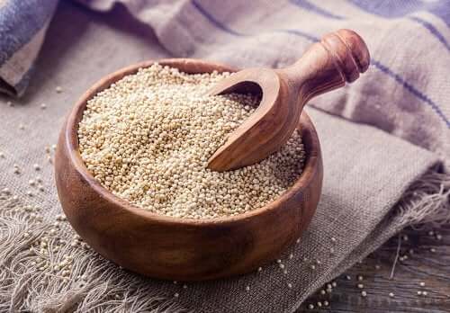 Castron de lemn cu quinoa