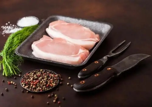 Cotlet de porc în tavă alături de ondimente
